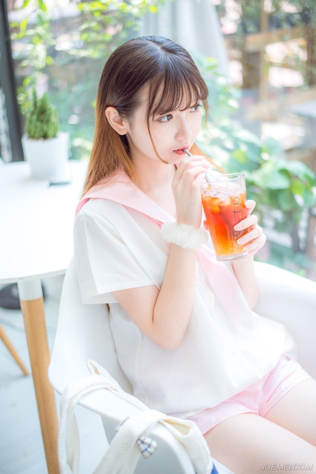 就这么望著吧，直到把浮世望成眼睫上的尘埃。如果，子夜想醉，有什么比叹息更畅怀的?子夜想歌，有什么比忘川之水更能断愁?——三毛